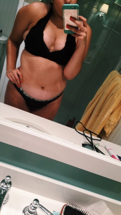 hornygirl42:  Should I take it off?? Reblog so everyone can see my sexy body. 100 reblogs for the top off 