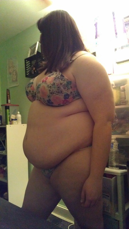 chilly-down:  chilly-down:  Excuse my fat babeness.  Me on my dash!  &lt;3