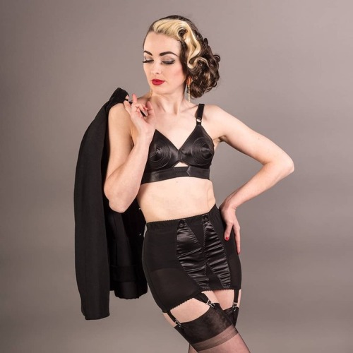 pleasantlyfurrystranger:Black bullet bra and black open bottom girdle.