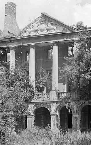 Castle of Mesen, Belgium - © Henk van Rensbergen 1996 Source