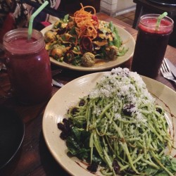 Thank you once again for the feed, @earthtotablebondi 👌 {Pesto Zoodles, Falafel salad, give me beauty smoothie and give me transformation juice} 🌿✨