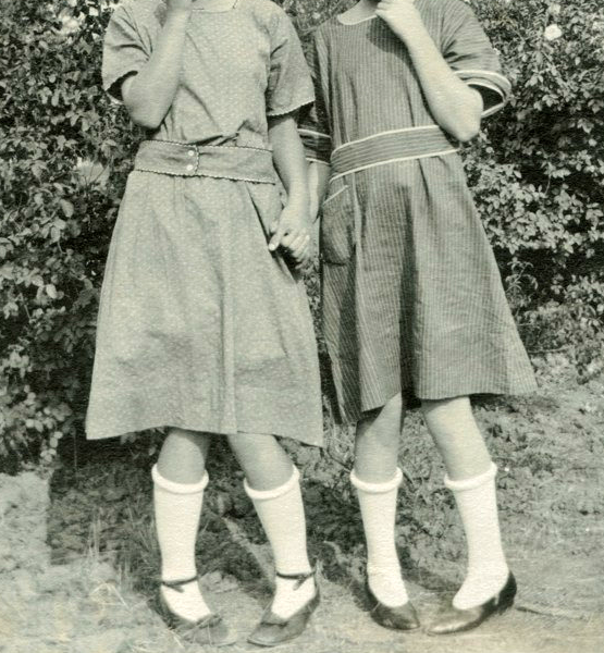  Holding hands, 1919 - (Via) 