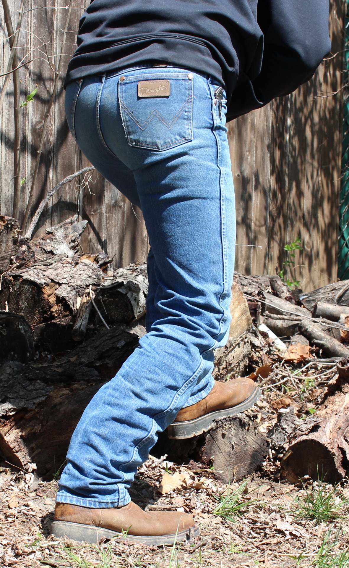 wetnmuddy: love13mwz:  wetnmuddy:  More of the Ariat Sierra and Wrangs  Now that