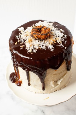 confectionerybliss:Samoas Mascarpone Filled Layer CakeSource: Culinary Concoctions By Peabodygreat fucking omg hell