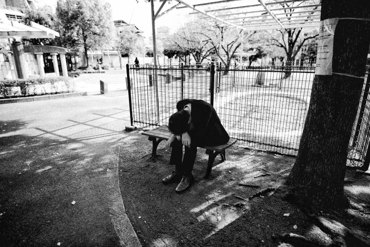 Salaryman take a rest at lunch time in a park in Tokyo Friday October 23, 2015.
Photo: Richard Atrero de Guzman Aka Bahag