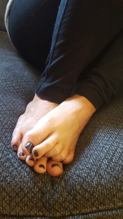 myprettywifesfeet:My pretty wifes sexy bare feet on the couch having her coffee before work.please comment