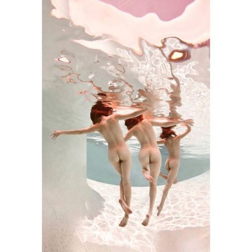 sunnysideyup:  #beautifulnudes #synchronized #colourinspiration #swimming #summer #pool by francieme