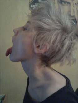 patheticjunkies:  GROSS but i think my tongue