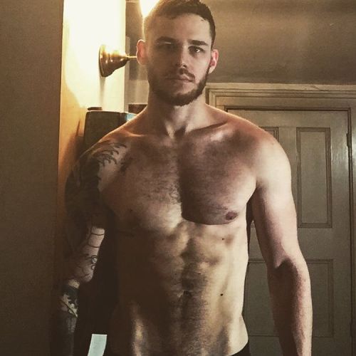 matthewcamp:  #newlight  #abs #MATTHEWCAMP #manbearpig #boycubpigglet #seriously #whereswaldo 