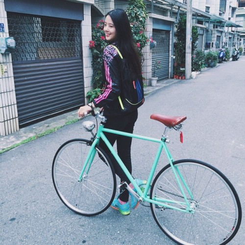 fixiegirls: @juliazhangisme #fixedgear #fixiegirl