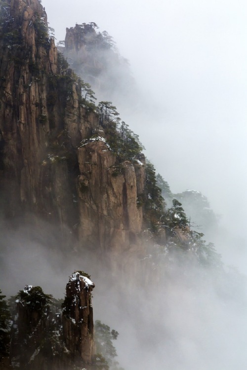 sublim-ature:Huangshan, ChinaChaluntorn Preeyasombat