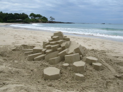 guardurheart:  staceythinx:  Geometric sandcastles