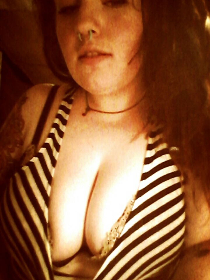 pillowgirls:  Hot dayaum!    nice big boobies
