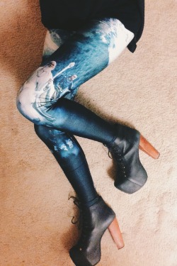 kayreeen:  It’s not movie night without my Black Milk leggings. 