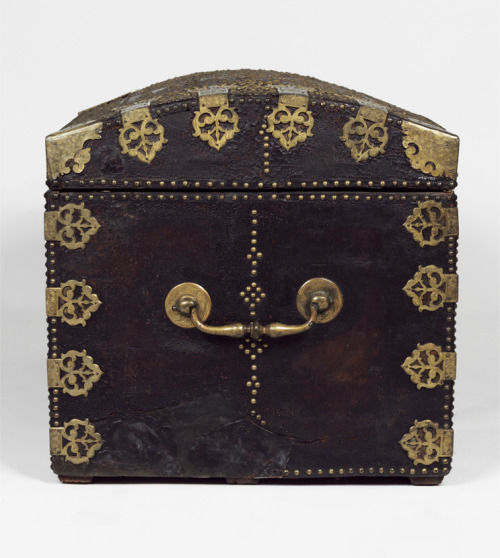 Travelling trunk, 1680-1700. Via V&AUsed for the storage of clothes, money, arms, food and other