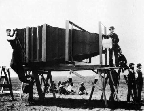 Hippolyte Bayard - Le Mammouth de George Lawrence, le plus gros appareil photo jamais construit : 700 kg, 4 m de long et 15 hommes pour le manoeuvrer, 1895.