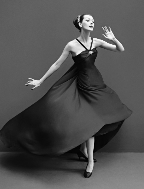 Dovima in a dress by Dior, photographed by Richard Avedon for Vogue, October 1955