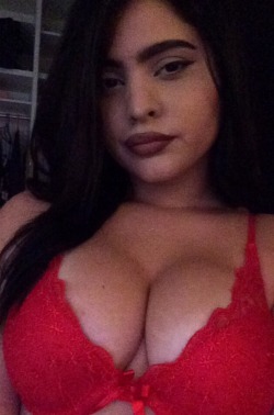 laflorhechicera:  tbh for when I bought my first red bra  Sexy as fuck