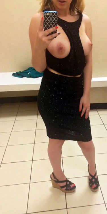 happyhumps:  Hi Everyone,I am back with more pics!Check part 2 on my blog for more pictures.I hope you enjoy my pics ;)Reblog if you like my pics and want MORE!Enjoy! xoxoxo -Ashley @ HappyHumps.tumblr.com