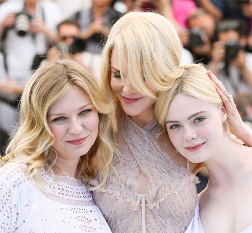 dailyellefanning:Kirsten Dunst, Nicole Kidman, and Elle Fanning attend “The Beguiled” photocall duri