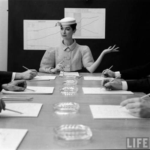 The Wide Shoulders look(Nina Leen. n.d.)