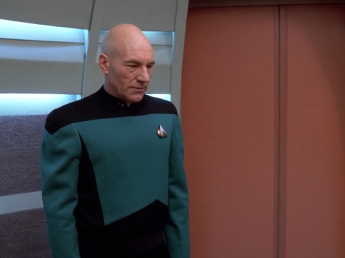 evillordzog: spockvarietyhour: Season 6: what if we just swapped everone’s uniform colours for