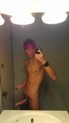 gaygeek1:  sbgtn:  PLEASE FOLLOW!http://sbgtn.tumblr.com/archive   he’s a bit overdressed.   [gaygeek1]