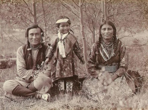 Stoney First Nation Member, Guide Samson Beaver With His Wife Leah And Their Daughter Frances Louise, 1907. (Photo Taken By Mary Schäffer) Nudes & Noises  