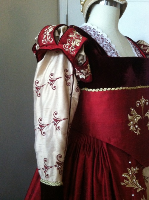 designsfromtime:Elizabethan Costume:  Finished at last!! 