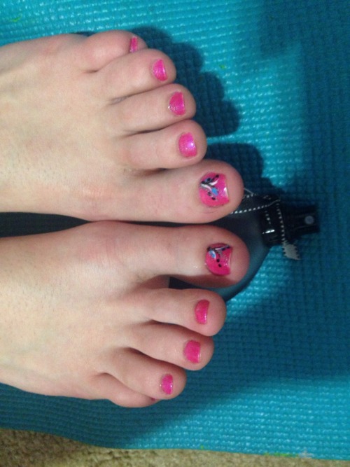itsallaboutthetoes: melanieteensoles: Hey guys hit me up enjoy Melanie It’s all about the TOES.