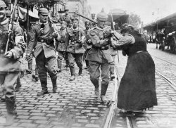 historicaltimes:  A woman gives flowers to a German soldier leaving for the front, Berlin, August 1914 - 