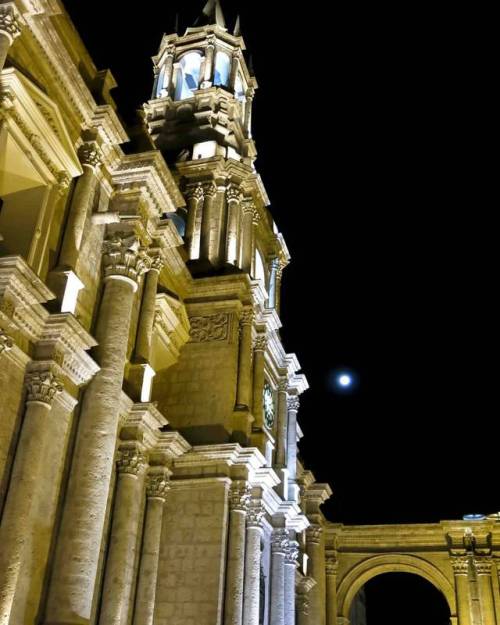 Catedral de Arequipa y la luna #arequipa #peru #ctperú #ctarequipa #catedral # nocturna #noche #luna