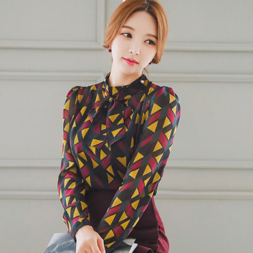 Retro geometric print blouse! Tops with neckties are popular this season!https://goo.gl/2x4sXC