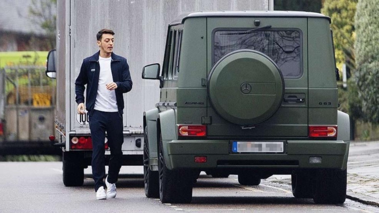 Mesut Özil Latinoamerica - MÖL: Mesut Özil spotted with his newest car, a  Mercedes...