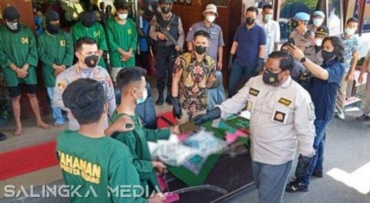 2 Orang Pelaku Begal Terekam CCTV dan Berusaha kabur keluar Kota 2 Orang Pelaku Begal Terekam CCTV dan Berusaha kabur keluar Kota