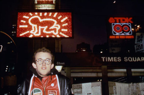 Spectacolor Animation (1982) : Keith Haring Times Square Electronic Billboard,  Tseng Kwong Chi