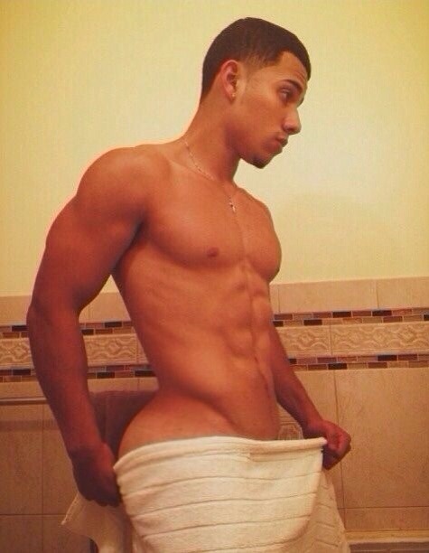 musclegalore:  lil body big booty! guys in towels