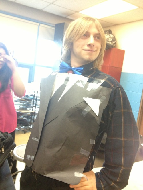 stoned-levi:  Today is “Formal Friday” which is this thing where the students at my school dress formally to raise awareness for cancer or something and then THIS GUY…