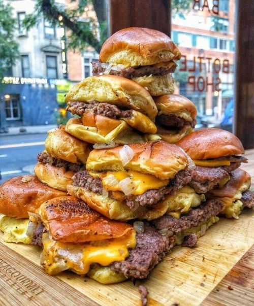 blackkesha: yummyfoooooood:Cheeseburgers FUUUUUCCCCCKKKKKKKK MANNNNNN FUCK A DIET RIGHT NOW! WHERE&a