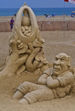 sweetestesthome:  Sand sculptureClick to check a cool blog!Source for the post: Click  Freaking incredible