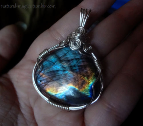 natural-magics:  labradorite pendant, made by me. 