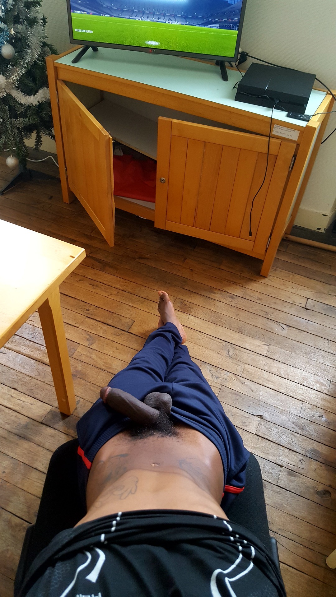 freakbedroombully:  A chill week end 🤷🏾‍♂️