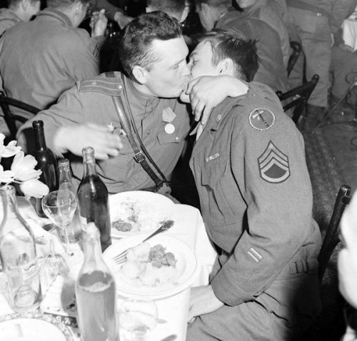 instant-oatmeal:  countryavengerrad:  buttercakesandteacafe:  nikorys:  na–ta:  Friendship kiss between Russian and US soldier during WW2  Нравится мужик - целуешь мужика. Все. Сурово и без разговоров.