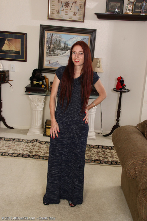 Horny MILF beauty Evane Nordstern