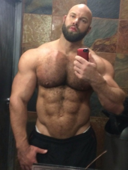 titaniumtopper:  musclecorps:  yummmymen: