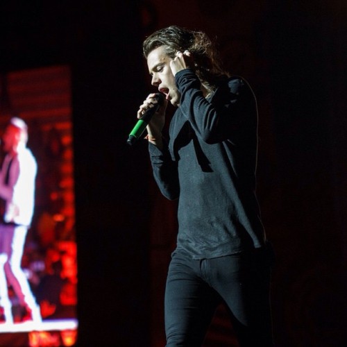 onedhqcentral: channel24_sa: @harrystyles on stage in #CapeTown with@onedirection! (Pic: Warren Talmarkes, Channel24)   