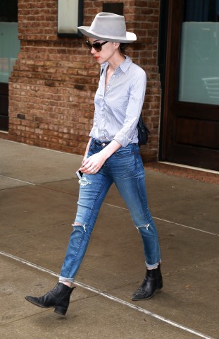 ifuckinglovestvincent:  annie clark + blue jeans + button-down shirt + hat 👌👍💔