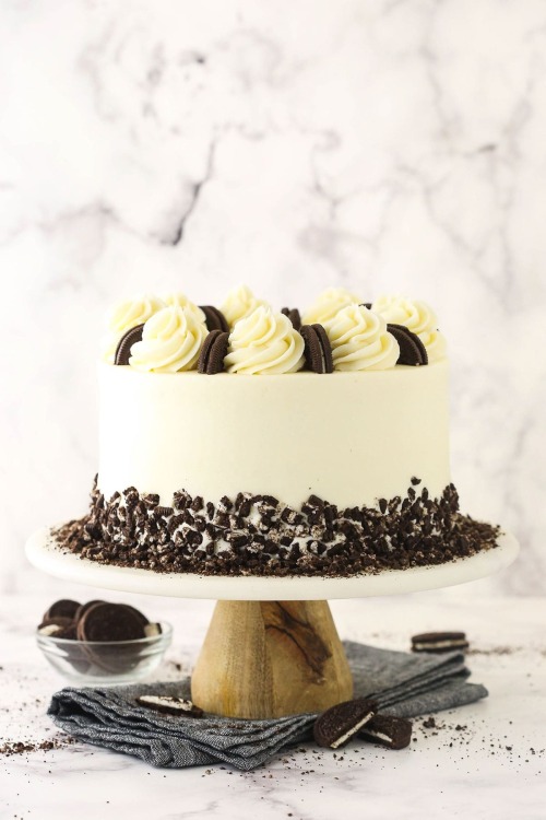 sweetoothgirl:  Cookies and Cream Layer Cake
