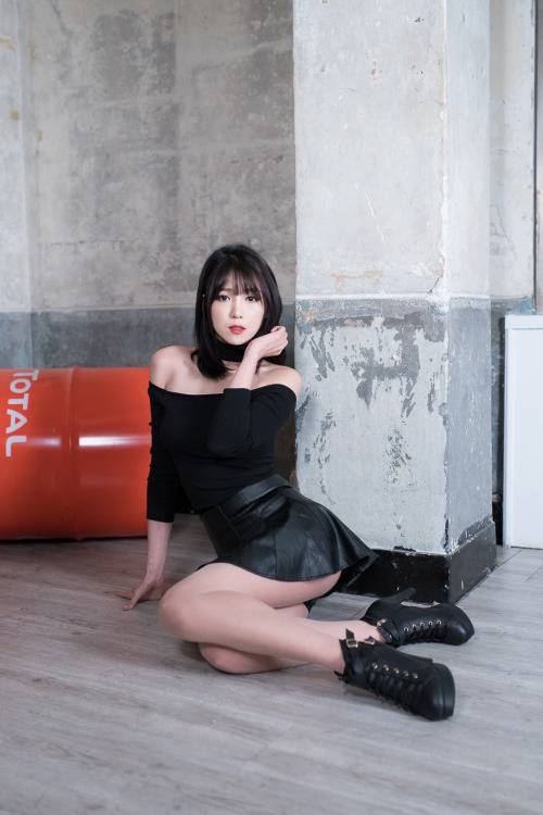 prettymissy4u:Lee Eun Hye - Leather Mini Skirt Style. ♥