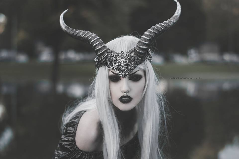 gothicandamazing:    Model: Obsidian KerttuHorns: Hysteria MachineTop: Phazeclothing.comLenses: